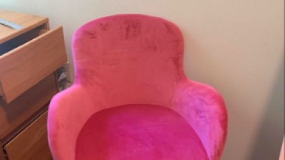 Selling pink desk chair